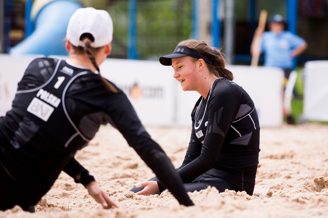 Martyna Kloda (links) und Agata Trybula von Polen im Sand. (Bild: FIVB)