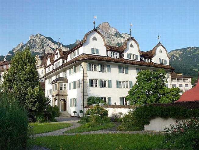 Das Reding-Haus an der Schwyzer Schmiedgasse vor den Mythen. (Bild: Andreas Z&rsquo;Graggen)