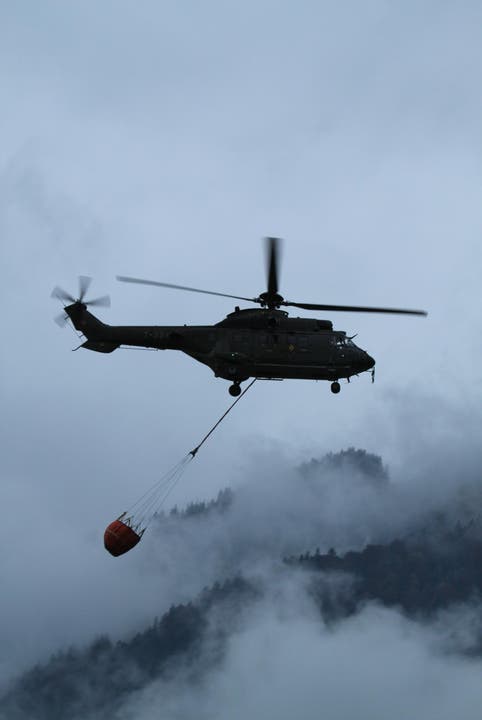 Eine Leserreporterin fotografierte am Mittwoch diesen Löschhelikopter am Alpnachersee hinter dem Flugplatz. (Bild: Leserreporterin)