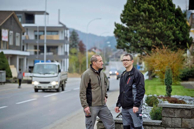 Anwohner wehren sich gegen den Ausbau der Surseestrasse in Ettiswil &ndash; so auch Urs Steiner (links) und Adrian Scheiber von der IG Surseestrasse. (Bild Pius Amrein)