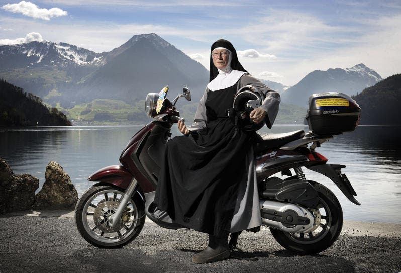 6.April: Die wohl rasanteste Nonne der Schweiz, Schwester Theresia Rabeger, frönt einem ganz besonderen Hobby: dem Töfffahren. Auf dem Bild posiert Schwester Theresia in Vitznau auf einer Piaggio Beverly 500. (Bild: Pius Amrein/Neue LZ)