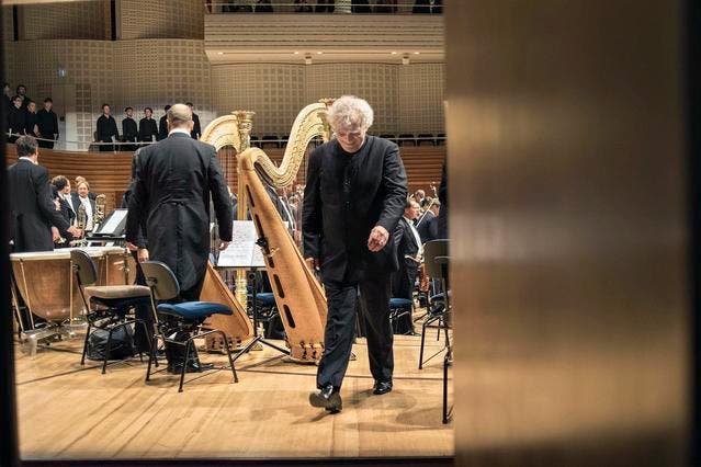 Simon Rattle verlässt nach dem Schlusskonzert mit den Wiener Philharmonikern das Podium. (Bild: LF/ Priska Ketterer)