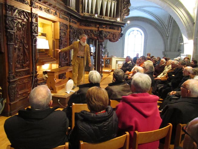 Organist Wolfgang Sieber erklärt den Mitgliedern der Kulturgesellschaft Ebikon die Orgel der Hofkirche. (Bild: PD)