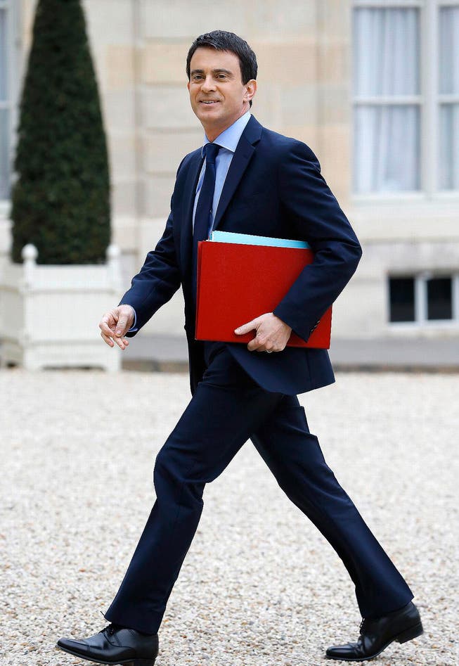 Frankreichs Premier Manuel Valls auf dem Weg zur ersten Kabinettssitzung im Elysée-Palast. (Bild: AP/Jacques Brinon)
