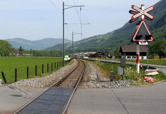 Auf der Strecke Hergiswil-Engelberg müssen über 50 Bahnübergänge saniert oder geschlossen werden. (Bild Beat Wuhrmann/Neue NZ)