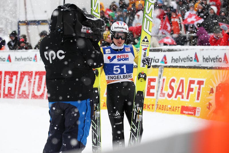 17. Dezember: Simon Ammann nach seinem Sprung am FIS Weltcup Skispringen Engelberg. (Bild: Roger Zbinden / Neue LZ)