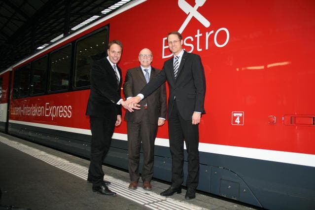 Ivan Buck, Leiter Marketing und Verkauf der Zentralbahn, Wolfgang Winter, Geschäftsführer von Elvetino und Renato Fasciati, Geschäftsführer der Zentralbahn (von links) freuen sich auf die Partnerschaft in den Bistros der Zentralbahn. (Bild: PD)