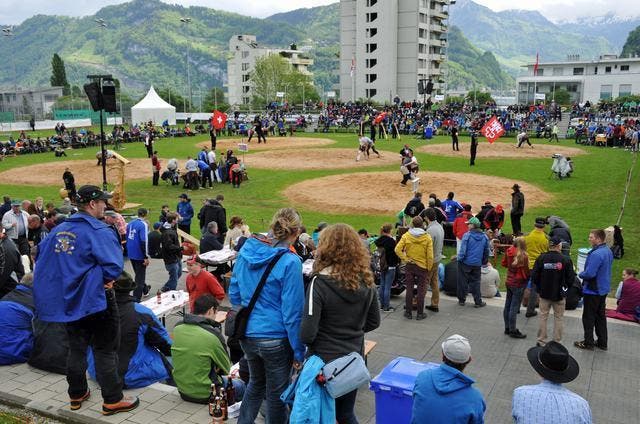 Das Ob- und Nidwaldner Kantonalschwingfest lockt die Besucher zum Sportplatz Grossmatt in Hergiswil. (Bild: Robert Hess / Neue NZ)
