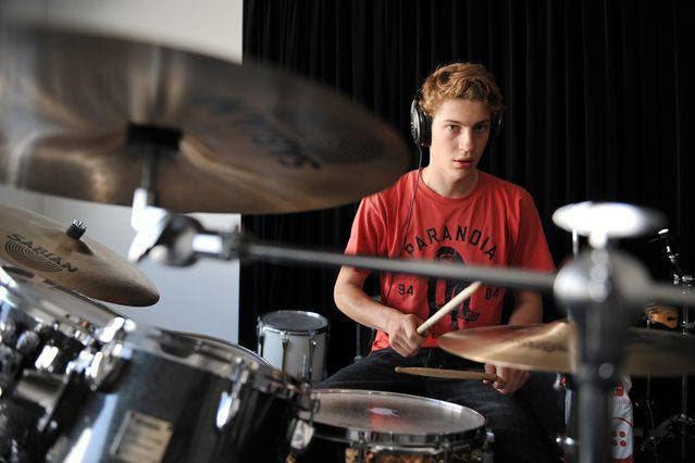 Julian Vogel beim Schlagzeugunterricht im Südpol. (Bild Corinne Glanzmann/Neue LZ)