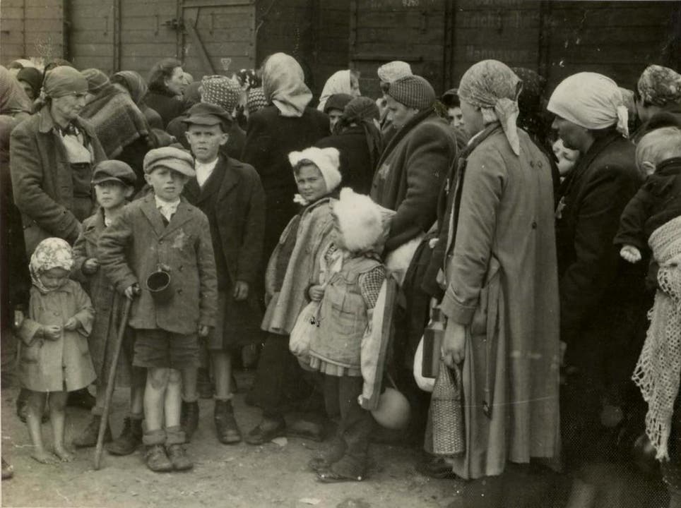 Mütter mit Kindern hatten kaum eine Chance bei der Selektion. Sie wurden meist direkt in die Gaskammern gebracht. Vor ihrer Ankunft in Auschwitz waren sie oft tagelang in Vieh- oder Güterwaggons unterwegs. (Bild: Keystone)