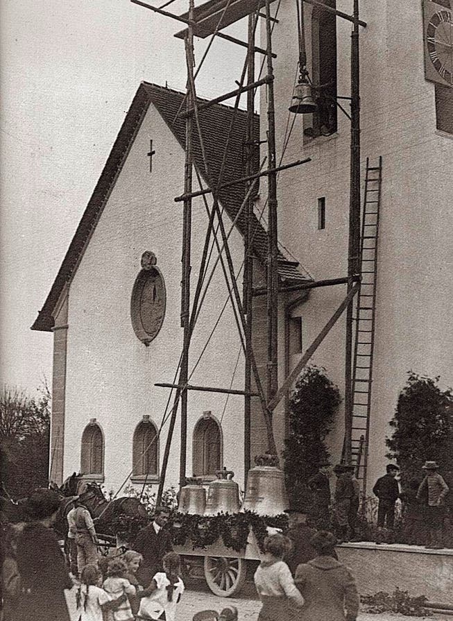 Reformierte Kirche Cham vor 100 Jahren: Feierlich werden die Glocken zum Stuhl hochgezogen. (Bild: PD)