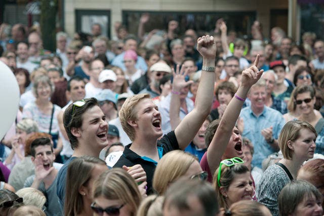 Das Publikum hat den Plausch am Auftritt von Chuelee am Luzerner Fest 2015 auf dem Kapellplatz. (Bild: Pius Amrein / Neue LZ)