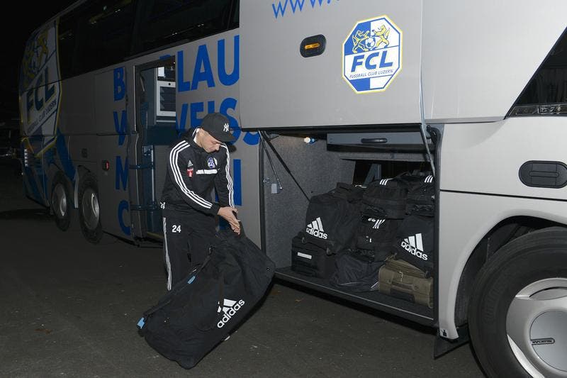 Alain Wiss lädt sein Gepäck auf der Allmend in den Mannschaftscar. (Bild: Martin Meienberger)