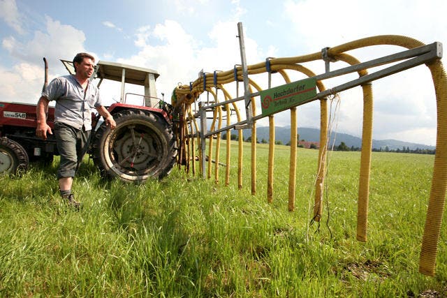 Ein Bauer bringt die Gülle mit einem Schleppschlauch aus. (Bild: Nadia Schärli / Neue LZ)