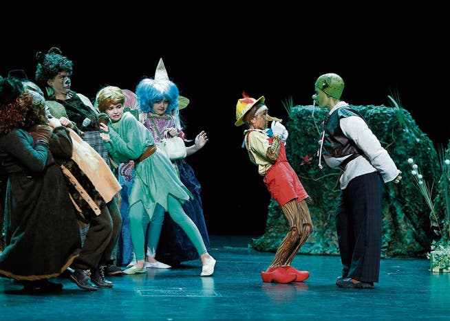 Shrek (ganz rechts), gespielt von Olivia Bruno, macht Pinocchio, gespielt von Sina Hanusch, ziemlich Angst. (Bild: Stefan Kaiser (Cham, 8. Januar 2018))