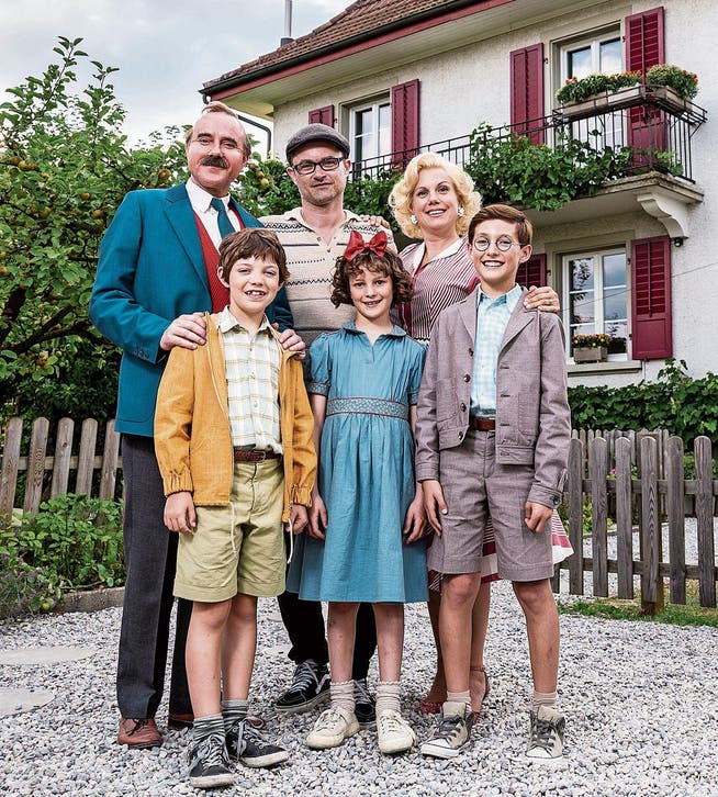 Regisseur Manuel Flurin Hendry mit «seiner» Familie Moll am Drehort. (Bild: Disney)