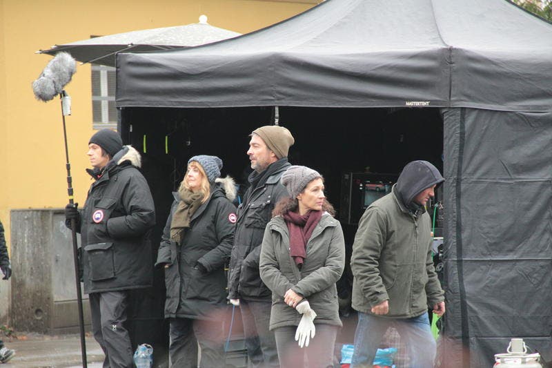 Die beiden Hauptdarsteller Stefan Gubser und Delia Mayer schützen sich gegen die Kälte. (Bild: Claude Hagen (Neue LZ))