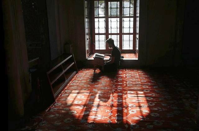 Ein junger Mann beim Studium des Korans. (Bild: AP / Hussein Malla)