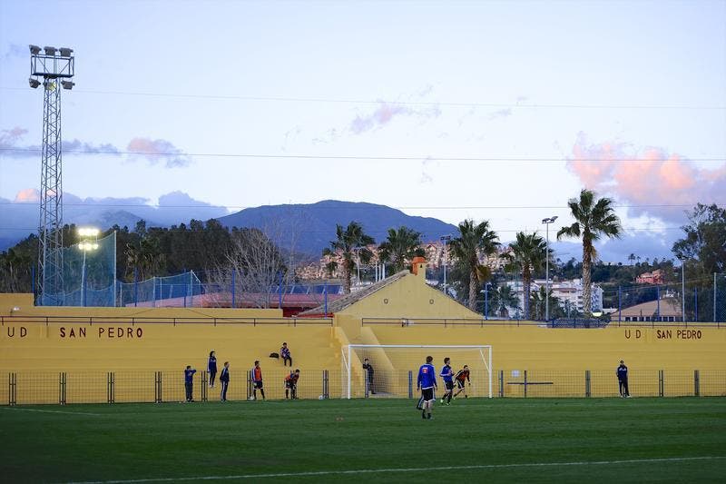 Kulisse des Stadions von UD San Pedro, in welchem der FCL im Trainingslager trainiert. (Bild: Martin Meienberger)
