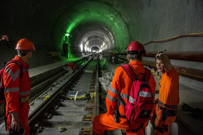 28. Mai 2014: Arbeiter im Tunnel, 300 Meter unter der Erdoberfläche und 40 Kilometer von der Nordausfahrt entfernt, auf Gebiet von Faido. (Bild: Keystone)