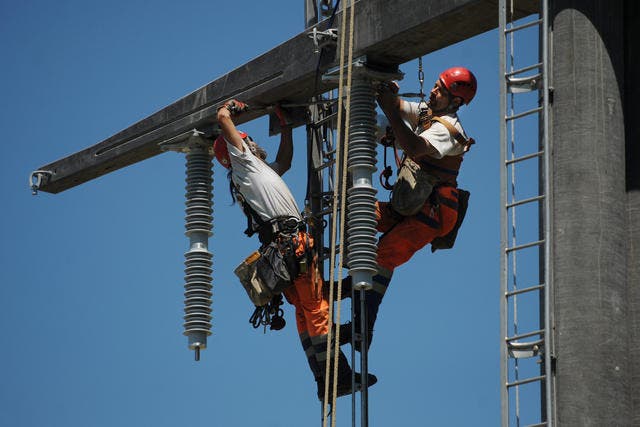 CKW-Mitarbeiter montieren eine Stromleitung. Themenbild. (Bild: Boris Bügrisser / Neue LZ)