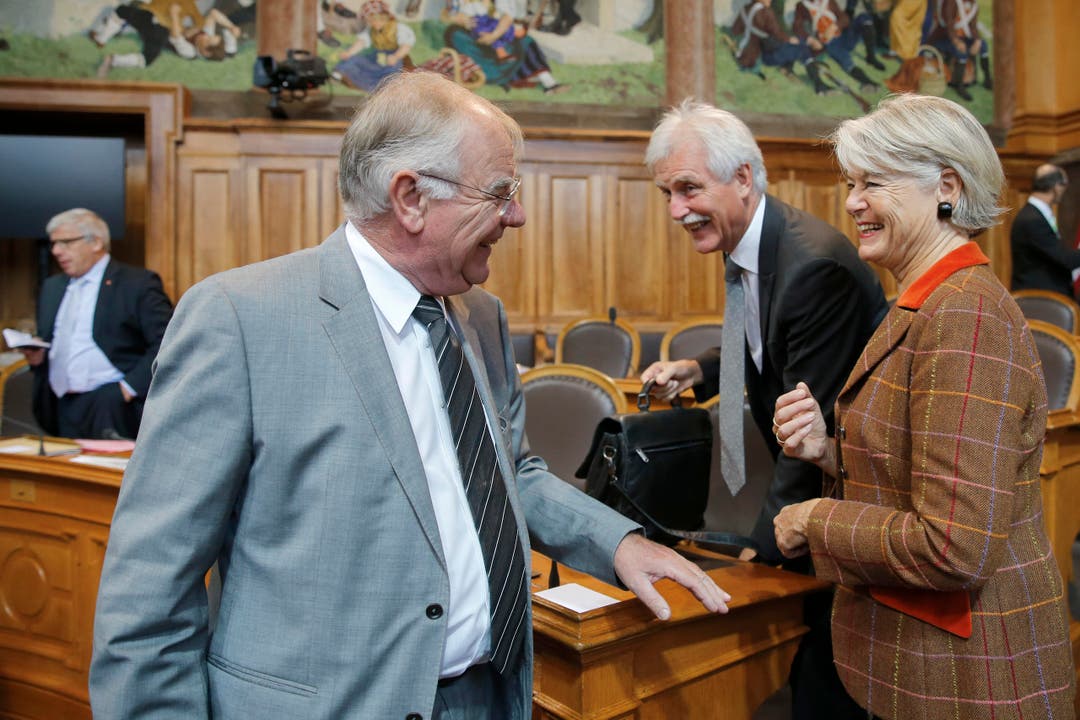 Die Zürcher GLP-Ständerätin Verena Diener Lenz (rechts) verabschiedet sich von Hans Hess (FDP-OW, links) und Markus Stadler (GLP-UR). (Bild: Peter Klaunzer / Keystone)