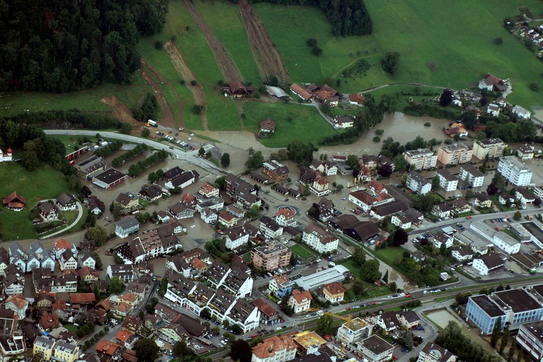 Luftaufnahme von den Überschwemmungen: Sarnen ist überflutet. (Bild: Archiv Neue OZ)