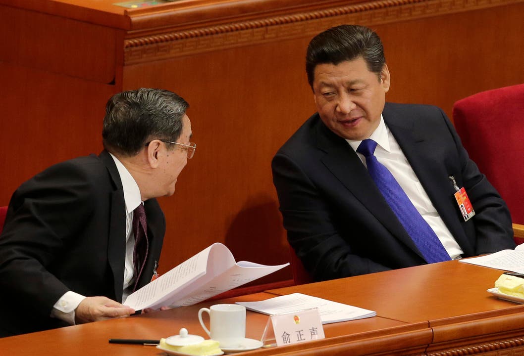Der Chinesische Präsident Xi Jinping (rechts) im Gespräch mit dem Kongressvorsitzenden Yu Zhengsheng während der Eröffnung des Volkskongresses der Kommunistischen Partei Chinas am Donnerstag. (Bild: Andy Wong)