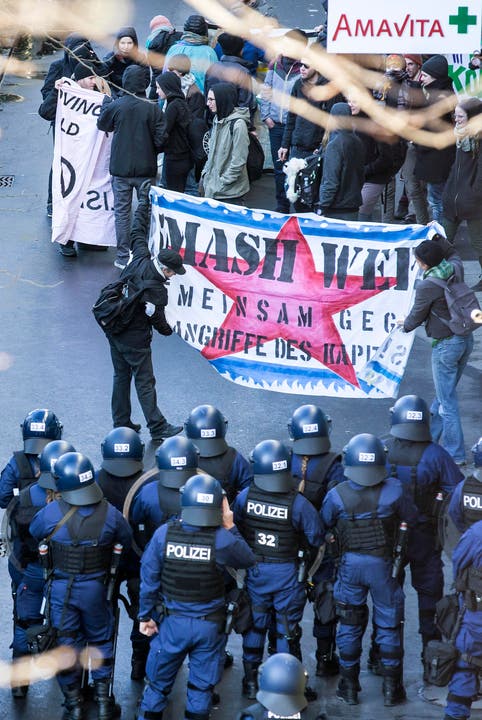 Grosses Polizeiaufgebot an der Anti-WEF-Demonstration "Wipe Out WEF" am Samstag, 23. Januar 2016, in Zug. (Bild: Keystone/ALEXANDRA WEY)