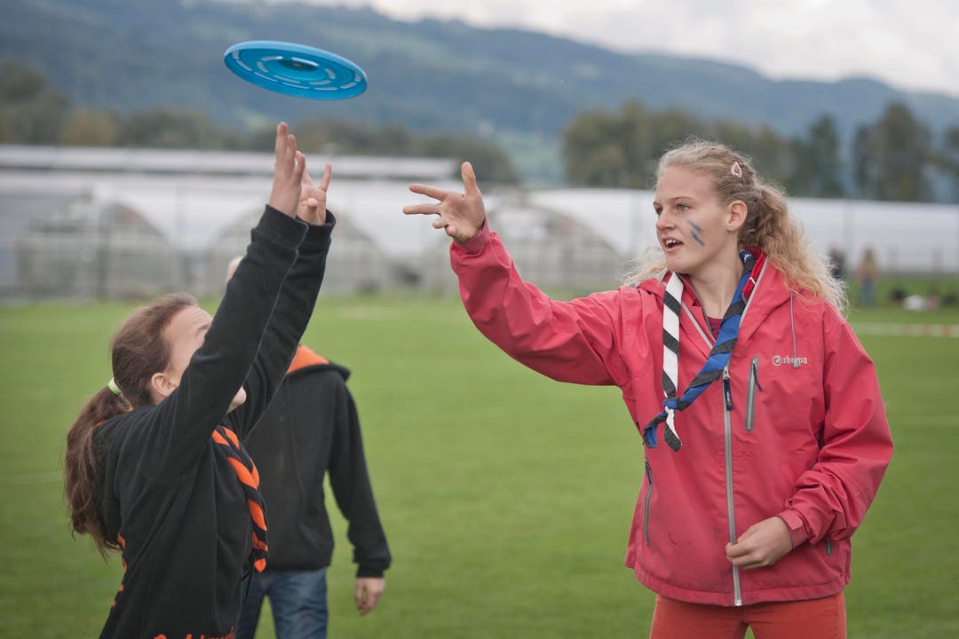 Frisbee ist bei den Jugendlichen sehr gefragt. (Bild: Pius Amrein / Neue LZ)