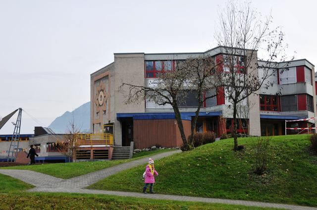 Soll das Schulhaus Morgenstern in Ennetmoos saniert und ausgebaut werden? Darüber befinden die Stimmbürger. (Archivbild) (Bild: Robert Hess)