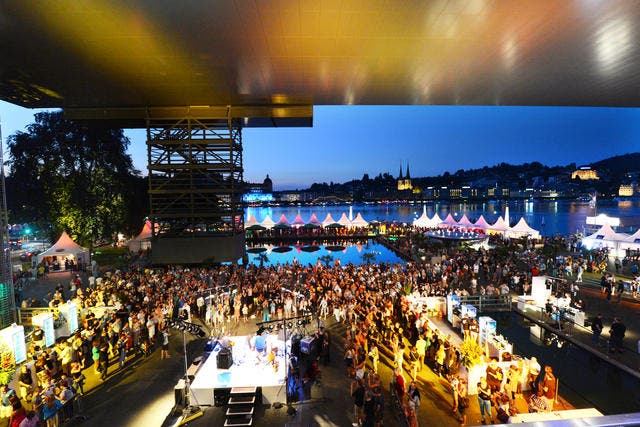 24. Juli 2013: Sicht vom KKL auf das Treiben am Blue Balls Festival. Das Festival lockte auch 2013 weit über 100'000 Besucher an. (Bild: Eveline Beerkircher / Neue LZ)