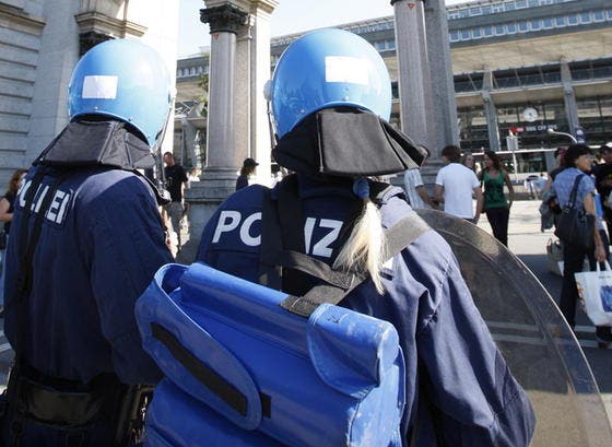 Mit Gummischrot und Videokamera bewaffnete Polizei auf dem Luzerner Bahnhofplatz. (Bild Philipp Schmidli/Neue LZ)