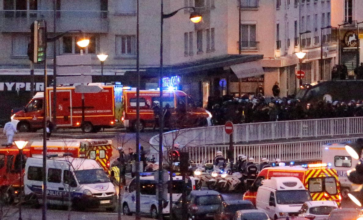 Polizei und Rettungskräfte im Einsatz beim Supermarkt in Paris. (Bild: Francois Mori)