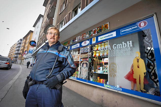 Quartierpolizist Walter Christen (61) während eines Rundgangs in «seiner» Baselstrasse. (Bild: Philipp Schmidli)