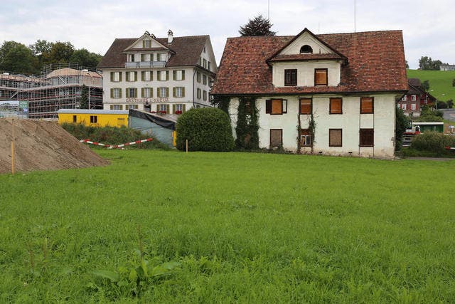 Kreuzmatte mit Kreuztrotte in Meggen, im Hintergrund links das Gasthaus Kreuz. (Bild: PD)