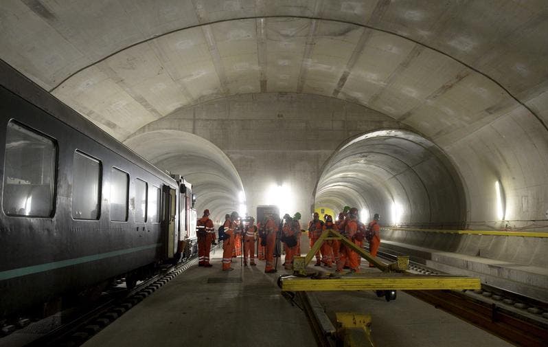 31.10.2013: Arbeiten am Einbau der Bahntechnik bei einer der Multifunktionsstellen im 57 Kilometer langen Basistunnel. (Bild: Keystone)
