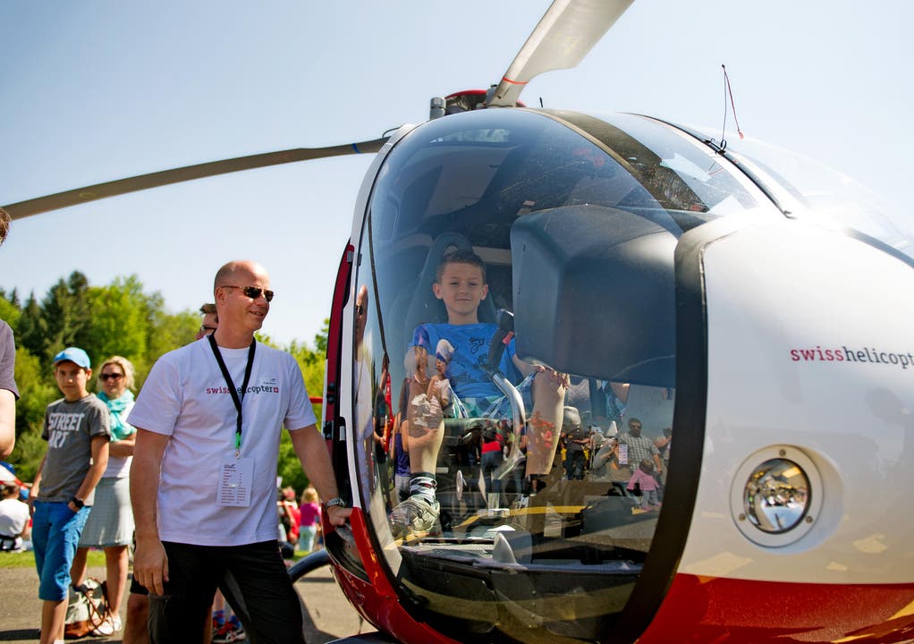 Roger Maurer von Swiss Helicopter zeigt Samuel Getzmann aus Nottwil den Heli. (Bild: Corinne Glanzmann / Neue LZ)