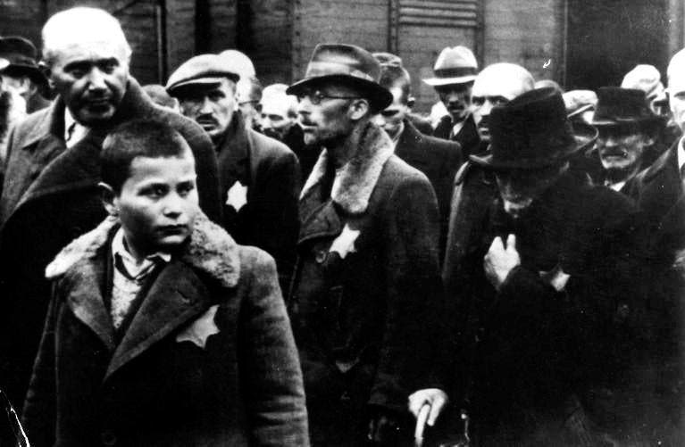 Deportierte Juden tragen bei ihrer Ankunft in Auschwitz den obligatorischen gelben Judenstern an ihren Mänteln (Aufnahme von 1944). (Bild: Keystone)