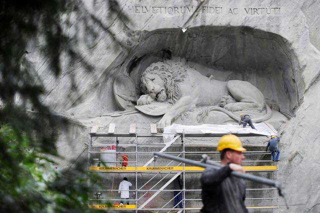 Wie hier im Jahr 2009 wird das Löwendenkmal in diesem Monat wieder einmal Reinigungsarbeiten unterzogen. (Bild: Pius Amrein / Neue LZ (Archiv))