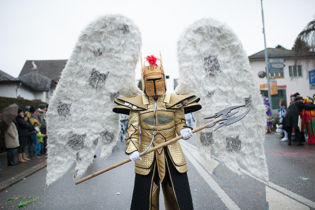 Eine Mischung aus Mittelalter-Krieger und Engel. Ob er es wohl in den Himmel schafft? (Bild: Roger Gruetter / Neue LZ)