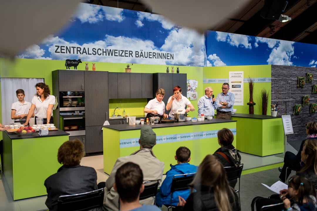 Der Stand der Zentralschweizer Bäuerinnen wo die Bäuerinnen mehrmals täglich eine Demokochshow vorführen. (Bild: Roger Gruetter / Neue LZ)