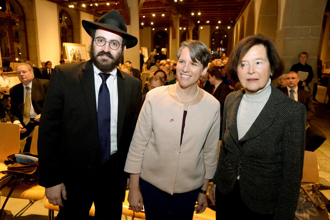 Der Rabbi Chaim Drukman von Chabad Luzern, die US-Botschafterin in der Schweiz Susan G. LeVine und Alt Bundesrätin Elisabeth Kopp (von links) anlässlich des Internationalen Holocaust-Gedenktag in der Kornschütte in Luzern. (Bild: Keystone)