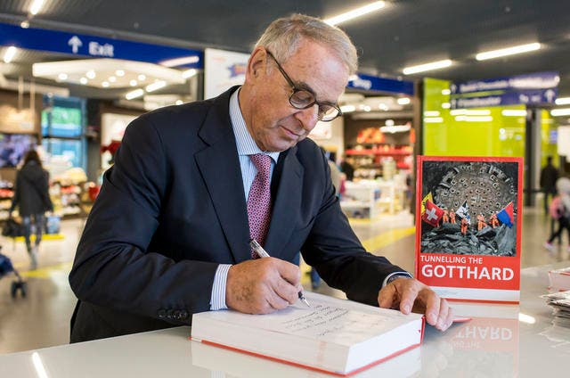 Adolf Ogi, Alt Bundesrat, ehemaliger Verkehrsminister der Schweiz, signiert ein Buch während der Buchvernissage «Tunnelling the Gotthard» am Freitag, 13. Mai 2016, im Verkehrshaus Luzern. (Bild: Keystone)