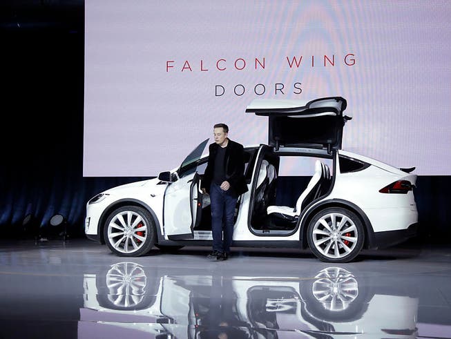 Tesla-Chef Elon Musk stellt den Elektro-SUV "Model X" vor. (Bild: KEYSTONE/AP/MARCIO JOSE SANCHEZ)