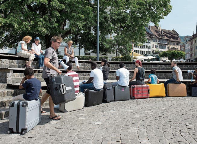 Mit Koffern und Kunstprojekten machen Flüchtlinge und Einheimische auf ihre Anliegen aufmerksam. (Bild: Maria Schmid (Zug, 30. August 2017))