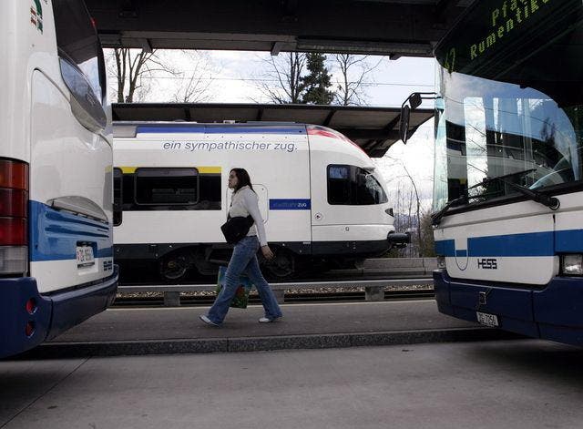 Auch in Zukunft sollen Zuger für die Benützung von Bahn und Bus bezahlen. (Bild Werner Schelbert/ Neue ZZ)