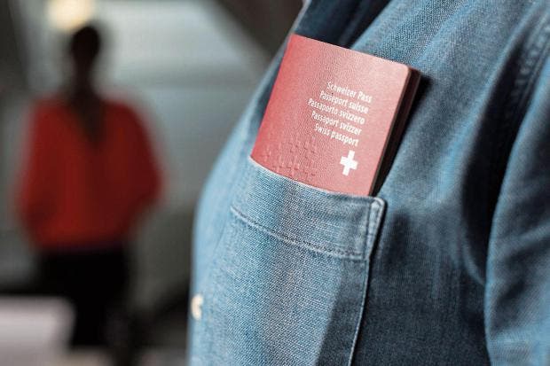 Über den Schweizer Pass muss in Zukunft nicht mehr die Einwohnergemeindeversammlung entscheiden. (Bild: Christian Beutler/Keystone)