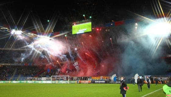 Basels Supporter zünden Feuerwerk zu Spielbeginn. (Bild: Philipp Schmidli / Neue LZ)