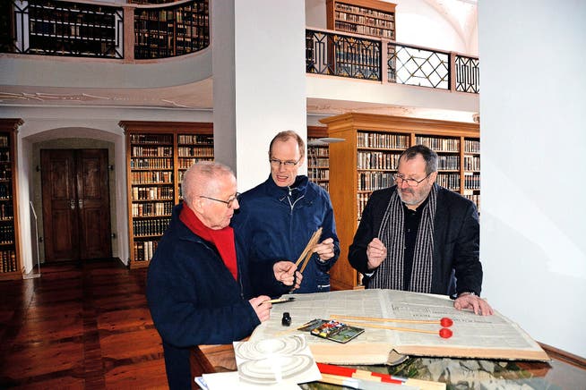 Tagebuch der Sehnsucht: Franz Bucher, Christian Bucher und Romano Cuonz (von links) starten ihr Projekt in der Klosterbibliothek Engelberg. (Bild: PD)